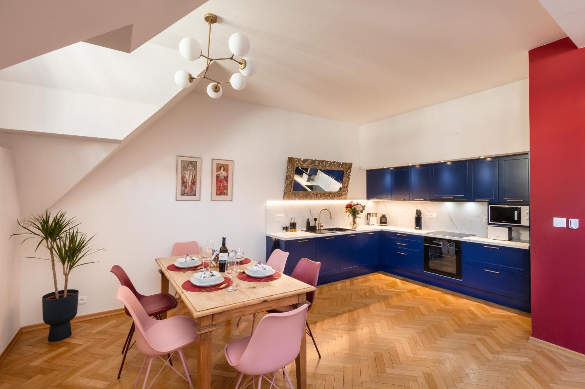 Decadent Art Deco Balcony Apartment In Old Town Praag Buitenkant foto