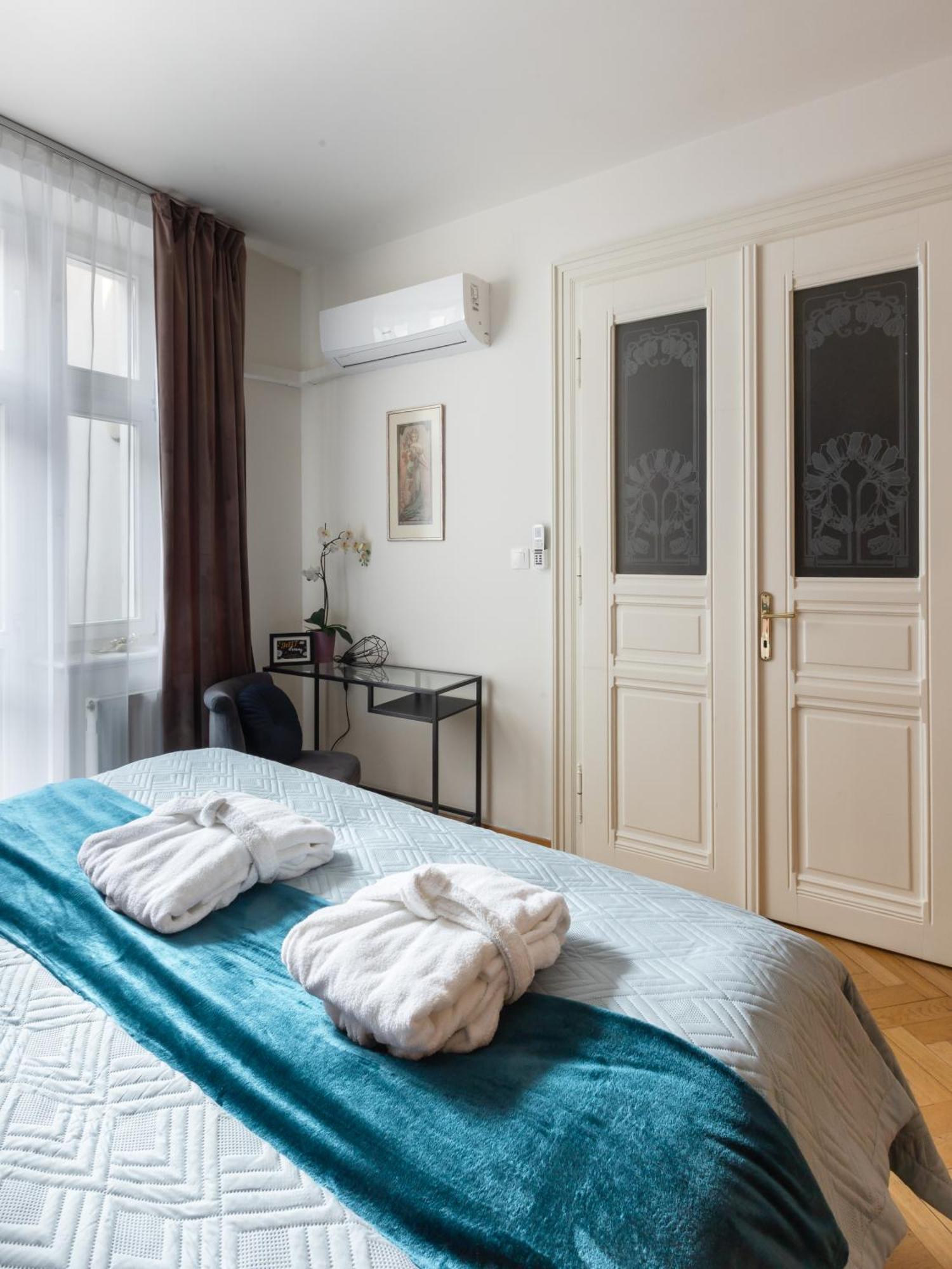 Decadent Art Deco Balcony Apartment In Old Town Praag Buitenkant foto